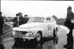 Nr 55 - Volvo PV 544 załogi: Franciszek Postawka / Józef Zoll. Próba w Sobiekursku, z prawej stoi Władysław Paszkowski